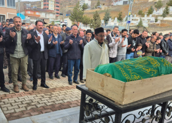 Annesinin tabutunun başında kalp krizi geçirdi