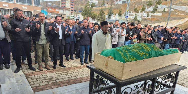 Annesinin tabutunun başında kalp krizi geçirdi