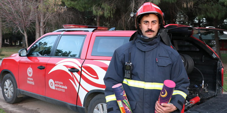 Antalya'da ramazan topu geleneği ses bombası ile sürdürülüyor