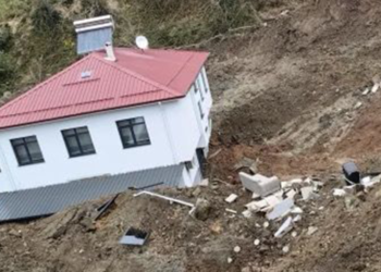 Artvin'de heyelan; 2 katlı ev 50 metre sürüklendi