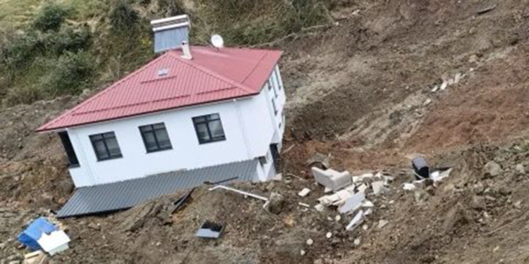 Artvin'de heyelan; 2 katlı ev 50 metre sürüklendi
