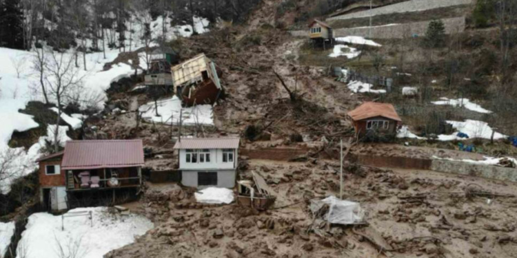 Artvin'de heyelan; ahşap ev çatısının üzerine devrildi