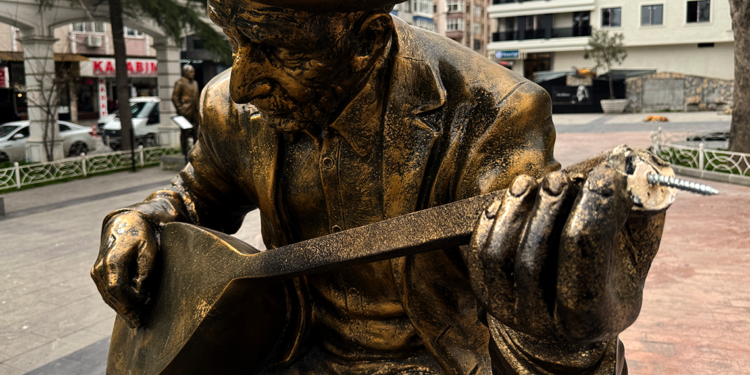 Aşık Veysel heykelinin sazını yine kırdılar