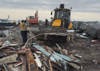 Avcılar Sahili'ndeki tekne enkazları kaldırıldı