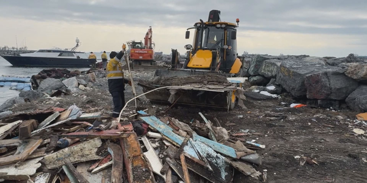 Avcılar Sahili'ndeki tekne enkazları kaldırıldı