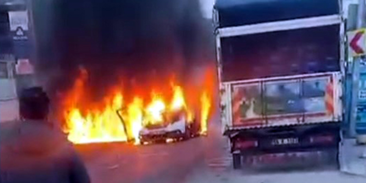 Avcılar'da alev alev yanan otomobil 7 araca çarptı