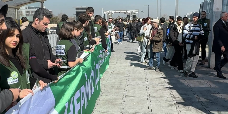 Avcılar'da lise öğrencilerinden bağımlılıkla mücadele yürüyüşü