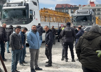 Avcılar'da paralarını alamayan işçiler eylem yaptı