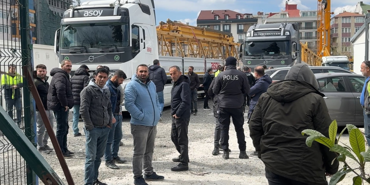 Avcılar'da paralarını alamayan işçiler eylem yaptı