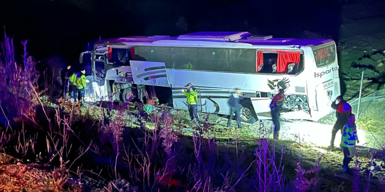 Aydın'da yolcu otobüsü bariyere çarptı: 1 ölü, 26 yaralı