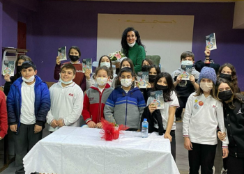Ayfer öğretmen, deprem mağduru çocukların travmasını kitapla aşıyor
