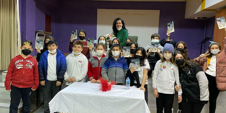 Ayfer öğretmen, deprem mağduru çocukların travmasını kitapla aşıyor