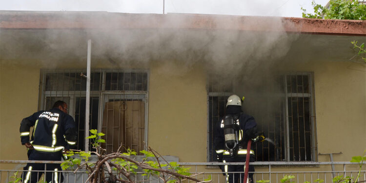 Benzin döküp evi ateşe verdi
