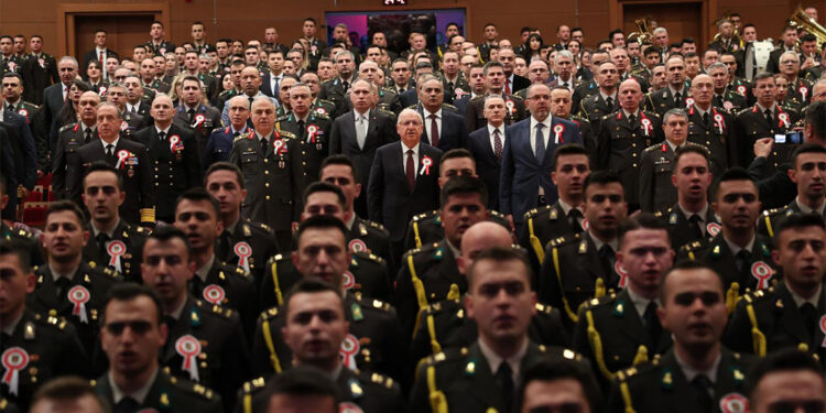 Kahraman ordumuz disiplinden taviz vermeden görevini sürdürmektedir