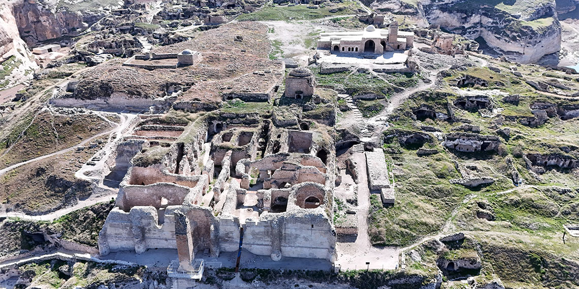 Batman'da 12 bin yıllık tarihe sahip Hasankeyf ilçesindeki kazı çalışmalarında Geç Roma Dönemi’ne ait 1600 yıllık gözyaşı şişesi bulundu.