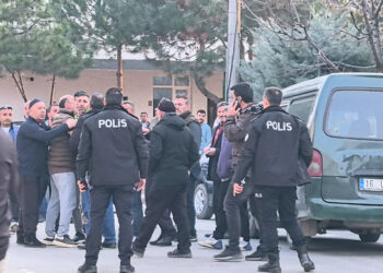 Bıçaklı, çekiçli, tüfekli borç-alacak kavgası; 3 yaralı