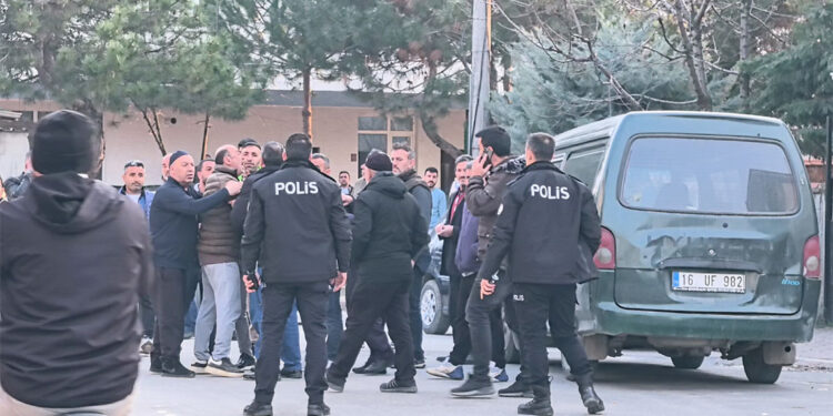 Bıçaklı, çekiçli, tüfekli borç-alacak kavgası; 3 yaralı