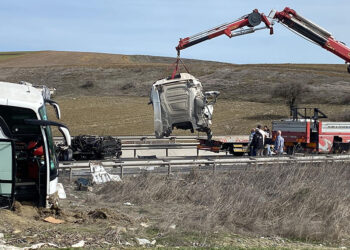Bilecik'te TIR yolcu otobüsüne çarptı; 11 yaralı