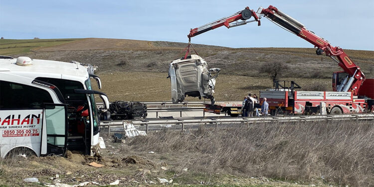 Bilecik'te TIR yolcu otobüsüne çarptı; 11 yaralı