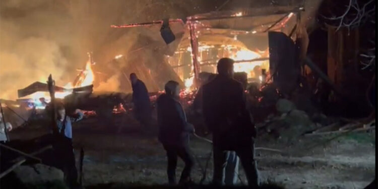 Bolu'da samanlık ve ahır alev alev yandı