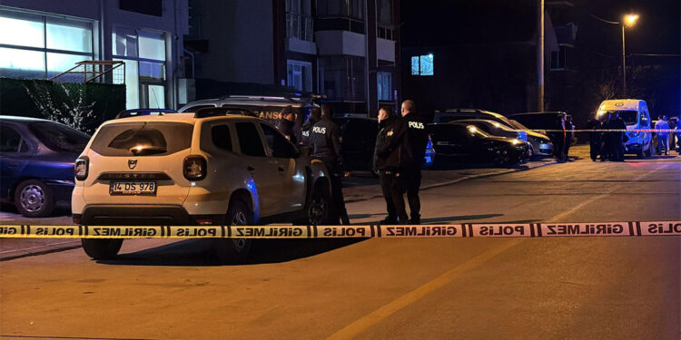 Borç-alacak nedeniyle sokak ortasında tartıştığı akrabasını vurdu