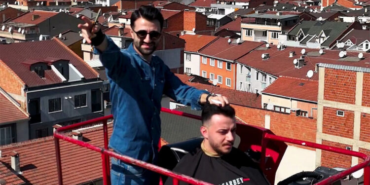 26 metre yükseklikte saç tıraşı yaptı