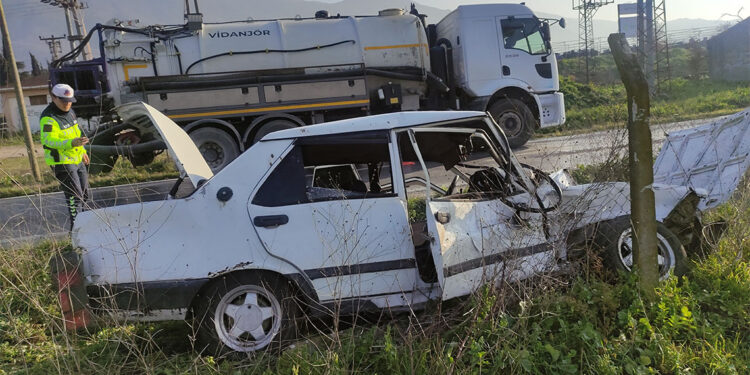 Bursa'da hafif ticari araçla otomobil çarpıştı