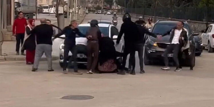 İftar vakti iki sürücü arasında yol verme kavgası