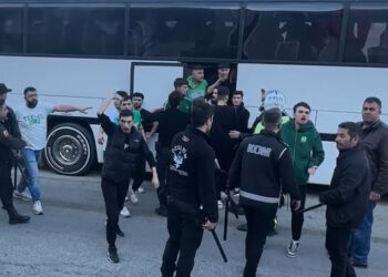 Bursasporlu taraftarlara polis müdahalesi