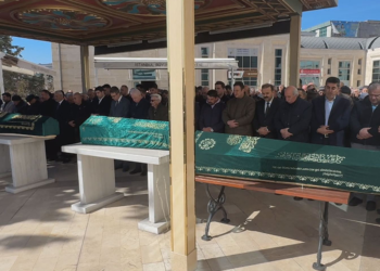 Babaları tarafından öldürülen 3 çocuk ve annesi toprağa verildi