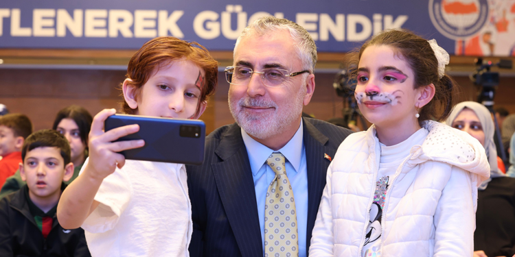 Bakan Işıkhan, 'Minik Kalplerde Umudu Yaşat' iftar programına katıldı