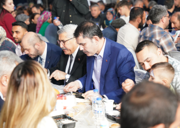 Bakan Kurum, Hatay'da depremzedelerle sokak iftarında buluştu