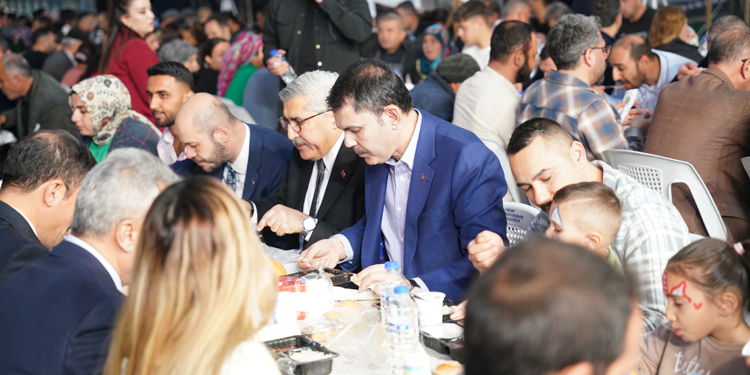 Bakan Kurum, Hatay'da depremzedelerle sokak iftarında buluştu