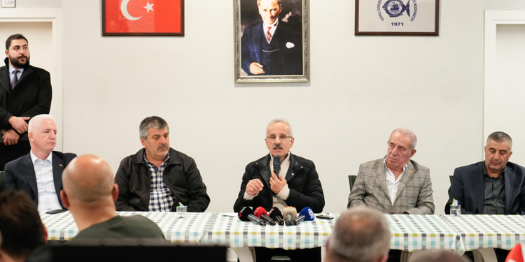 Bakan Uraloğlu, Sarıyer'de balıkçılarla sahur yaptı