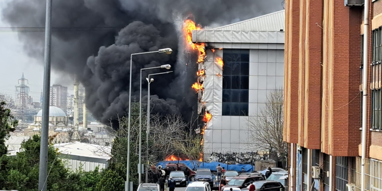Başakşehir'de sanayi sitesinde yangın