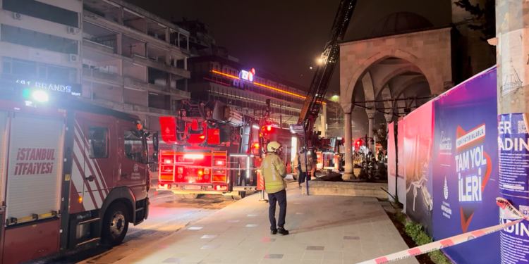 Beyoğlu Molla Çelebi Camii'nde çıkan yangın söndürüldü