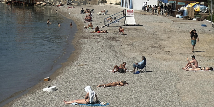 Bodrum'da sıcak hava; sahiller doldu