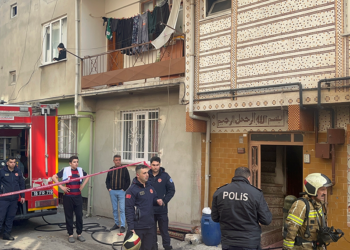 Bursa'da 3 katlı binada yangın; 4 kişi dumandan etkilendi