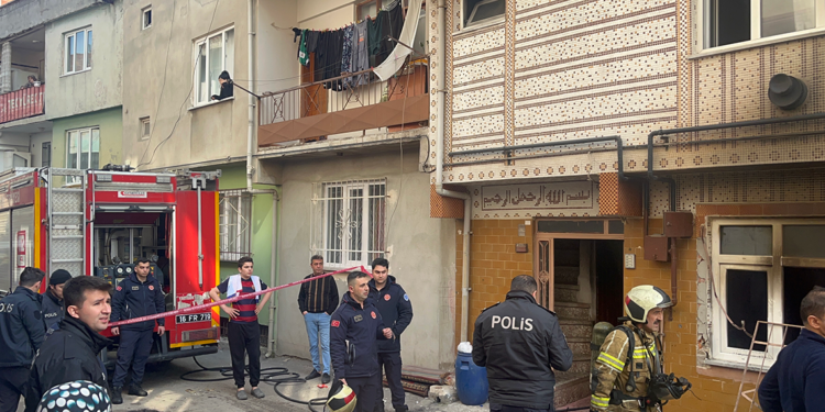 Bursa'da 3 katlı binada yangın; 4 kişi dumandan etkilendi