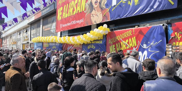 Bursa'da mağaza açılışında indirim izdihamı