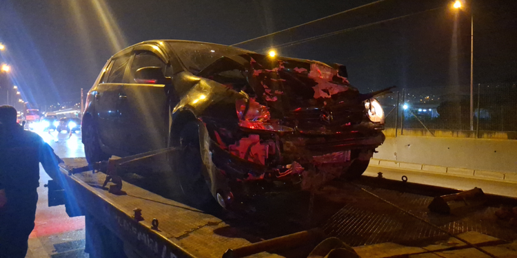 Bursa'da otomobil halk otobüsüne çarptı: 10 yolcu yaralı