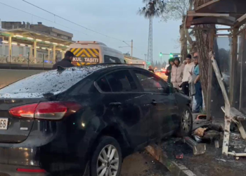 Bursa'da otomobil otobüs durağına daldı; 6 yaralı