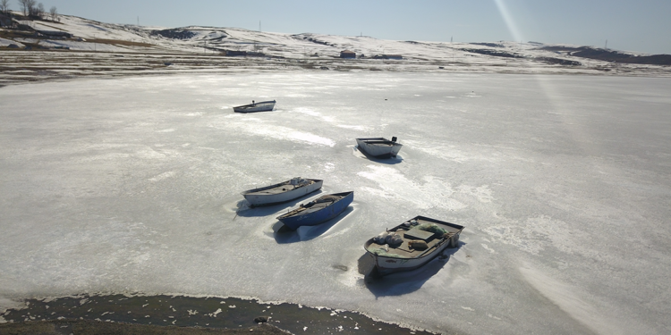 Buzları eriyen Nazik Gölü havadan görüntülendi