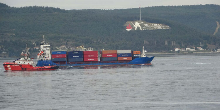 Çanakkale Boğazı'nda bekleyen arızalı gemi, römorkör tarafından çekildi