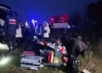 Çanakkale'de tur otobüsü yoldan çıktı; 11 yaralı