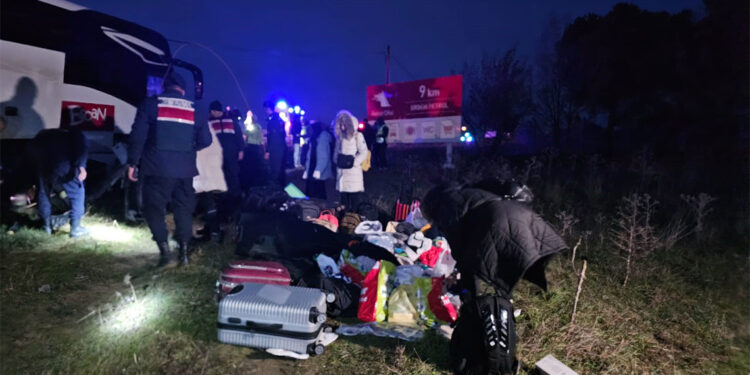 Çanakkale'de tur otobüsü yoldan çıktı; 11 yaralı