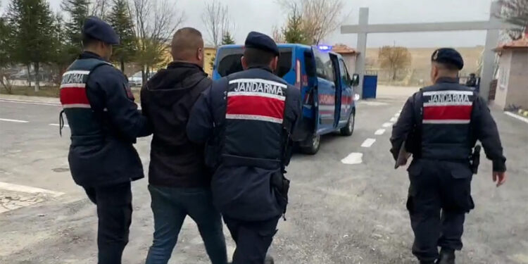 Cezaevinden izinli çıktı, hırsızlık yaparken suçüstü yakalandı