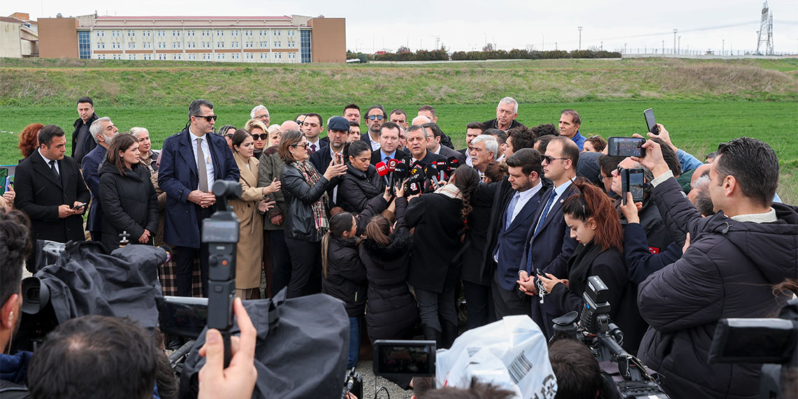 Cumhuriyet Halk Partisi Genel Başkanı Özgür Özel, "Ben içinde bulunduğum atmosferden, Türkiye'ye yaşatılan bu durumdan Türkiye'yi yönetenler adına utanıyorum. Onlarda utanmak kalmamış, ben utanıyorum" dedi.