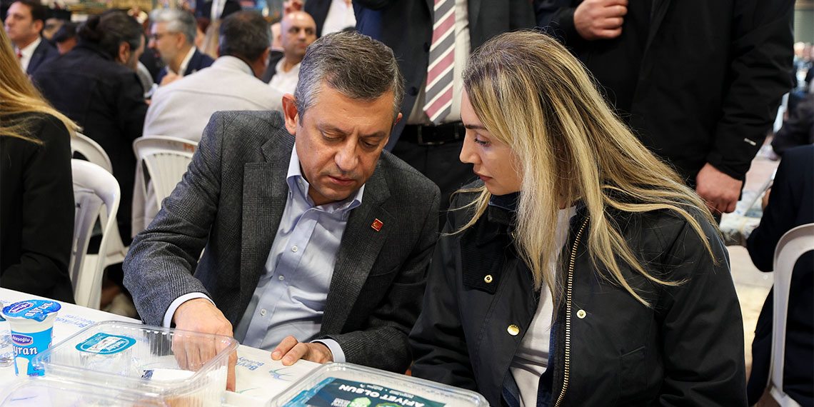 Cumhuriyet Halk Partisi Genel Başkanı Özgür Özel, “Şimdi Erdoğan’a sesleniyorum. ‘Turpun büyüğü’ dedin, çıka çıka koca bir yalan çıktı. Turpun büyüğünü böyle mi arıyorsunuz? Tehditle şantajla adalet kazanılmaz" dedi.