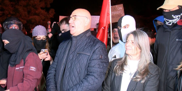 RTÜK binası önünde protesto